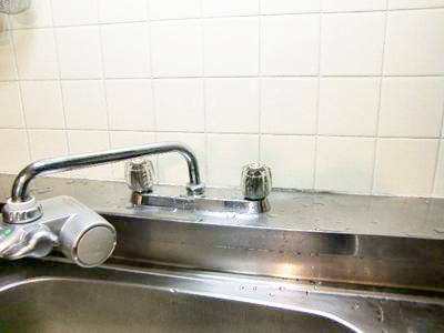 蛇口をシングルレバー水栓に取替え工事させていただきました